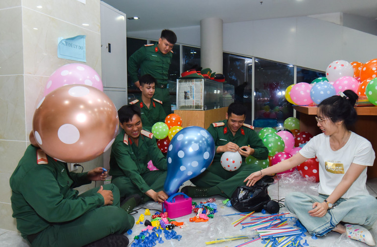 Các cán bộ, chiến sĩ Bệnh viện Quân y 175 chuẩn bị chương trình cho các cháu thiếu nhi.