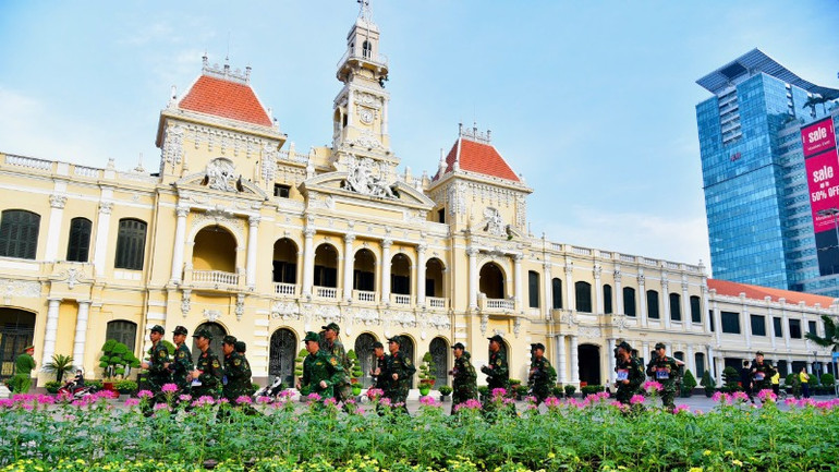 Cán bộ, chiến sĩ tranh tài trên đường chạy. (Ảnh: Hữu Tân)