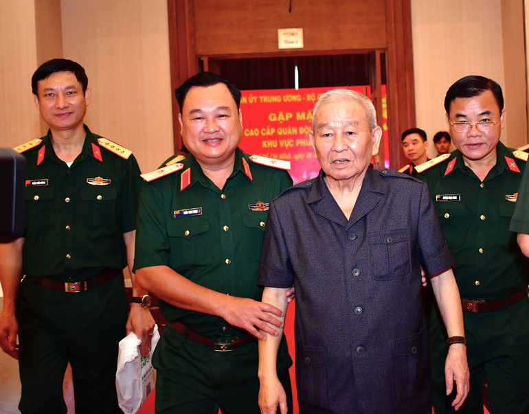 Thiếu tướng Trần Vinh Ngọc, Phó Chính ủy Quân khu 7 và Đại tướng Lê Văn Dũng, nguyên Bí thư Trung ương Đảng, nguyên Chủ nhiệm Tổng cục Chính trị Quân đội nhân dân Việt Nam dự họp mặt.