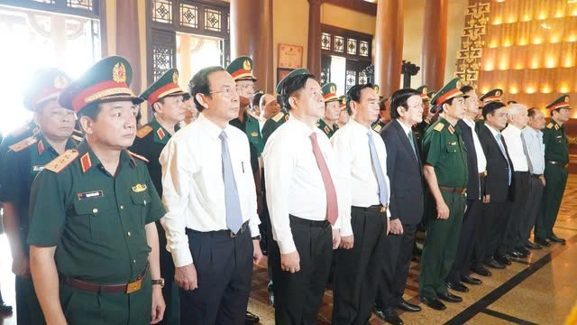 Trước đó, các đại biểu đã dâng hoa, dâng hương các anh hùng liệt sĩ tại Đền tưởng niệm liệt sĩ Bến Dược.