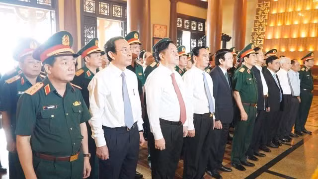 Trước đó, các đại biểu đã dâng hoa, dâng hương các anh hùng liệt sĩ tại Đền tưởng niệm liệt sĩ Bến Dược.