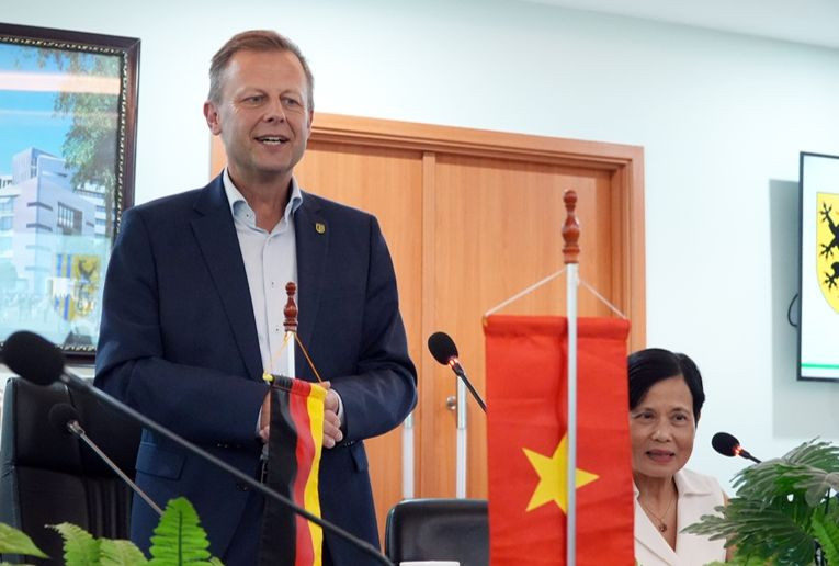 Ông Torsten Bonew, Phó Thị trưởng Thường trực thành phố Leipzig phát biểu tại chương trình. (Ảnh: Trí Văn)