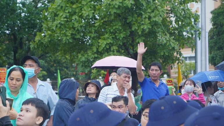 Người nhà các thanh niên nhập ngũ vừa tự hào vừa xen lẫn xúc động. (Ảnh: Thế Anh)