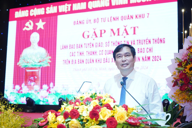 Đồng chí Phan Xuân Thủy, Phó Trưởng Ban Tuyên giáo Trung ương phát biểu tại buổi gặp mặt. (Ảnh: THẾ ANH)