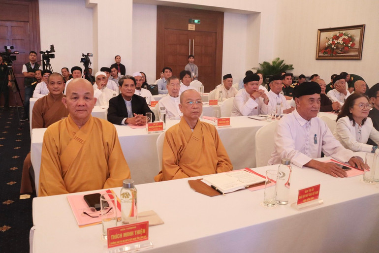 Các đại biểu tham dự buổi gặp mặt.