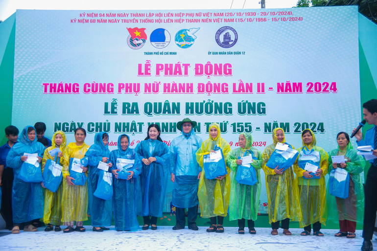 Tại chương trình các hộ dân có hoàn cảnh khó khăn được trao những phần quà ý nghĩa