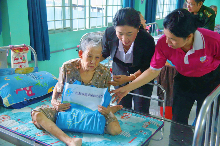Đại diện Hội liên hiệp Phụ nữ thăm và tặng quà các cụ tại Trung tâm bảo trợ và nuôi dưỡng người bại liệt Thạnh Lộc (Quận 12)