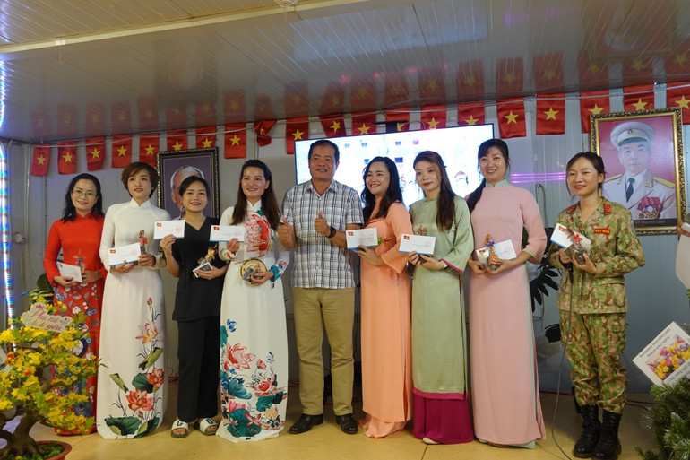 Hoạt động giao lưu, chúc mừng Ngày phụ nữ Việt Nam giữa hai bên. (Ảnh: BVCC)