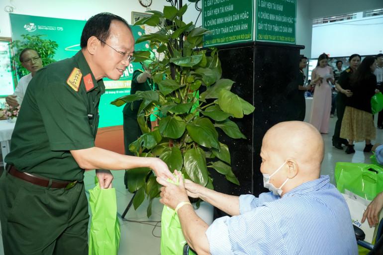Đại diện bệnh viện đã thăm hỏi và động viên bệnh nhân ngay tại chương trình.