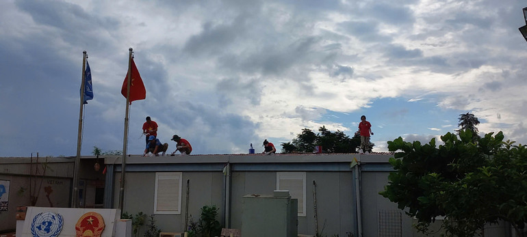 Để tránh cái nắng gay gắt tại châu Phi, các bạn trẻ phải bắt đầu từ sớm và kết thúc vào buổi chiều muộn