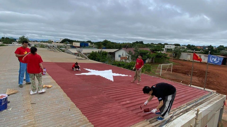 Các bạn trẻ Bệnh viện dã chiến cấp 2 số 5 đang tiến hành đo đạc và vẽ cờ Tổ quốc.