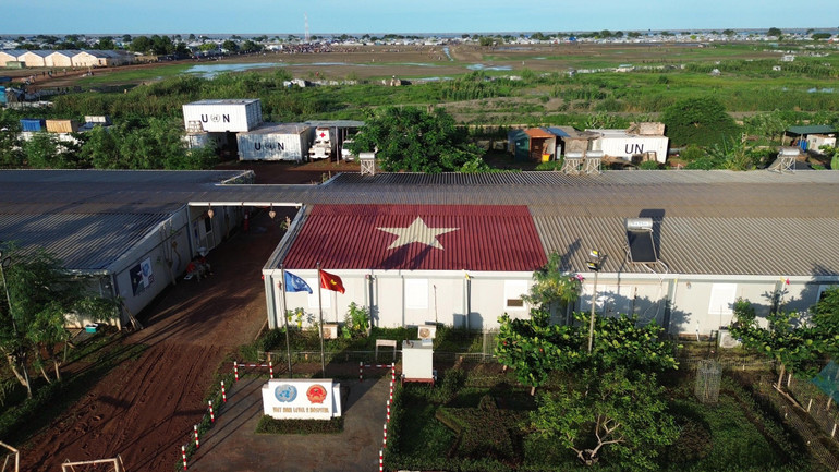 "Lá cờ Tổ quốc nằm ngay ngắn trên nóc đơn vị như nhắc nhớ chúng tôi, Tổ quốc luôn và mãi là giá trị cao nhất, thiêng liêng nhất trong mỗi chúng tôi", điều dưỡng Phạm Thị Bích Vân xúc động chia sẻ