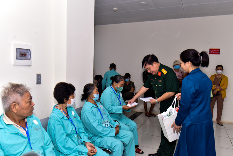 Đại tá, TS.BS Nguyễn Việt Cường, Phó Giám đốc Bệnh viện Quân y 175 trao quà cho bệnh nhân.
