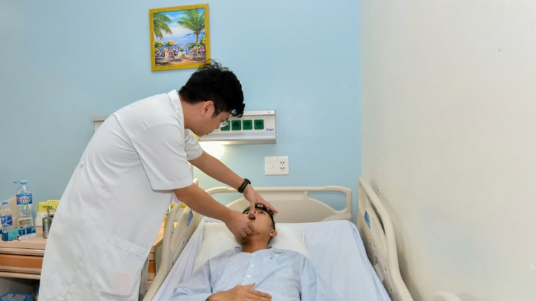 Sau 10 ngày phẫu thuật, bệnh nhân hồi phục tốt: toàn thân ổn định, không sốt, dấu hiệu sinh tồn bình thường, vạt xương mác sống tốt, vết mổ khô, lành thương nhanh, chức năng ăn, nhai, vận động há ngậm và thẩm mỹ gương mặt được cải thiện rõ rệt. Sau 10 ngày phẫu thuật, bệnh nhân hồi phục tốt: toàn thân ổn định, không sốt, dấu hiệu sinh tồn bình thường, vạt xương mác sống tốt, vết mổ khô, lành thương nhanh, chức năng ăn, nhai, vận động há ngậm và thẩm mỹ gương mặt được cải thiện rõ rệt.