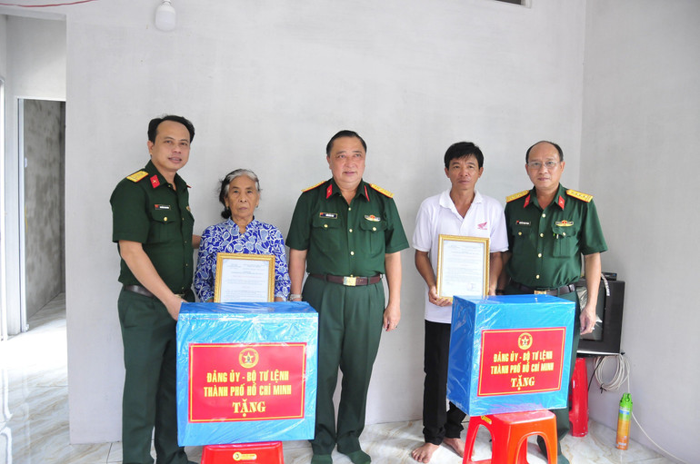 2 hộ gia đình được tặng các vật dụng thiết yếu. 2 hộ gia đình được tặng các vật dụng thiết yếu.