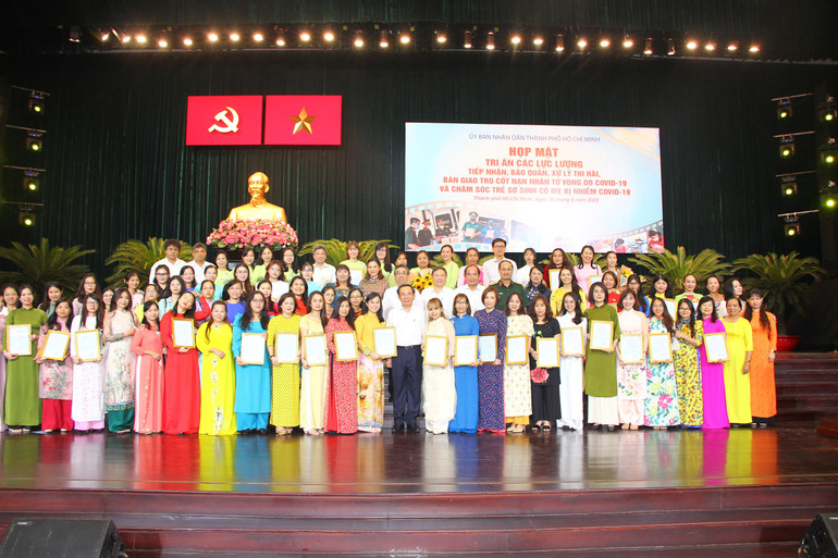 Lãnh đạo Thành phố Hồ Chí Minh trao thư cảm ơn cho các chiến sĩ, nhân viên y tế và tình nguyện viên của Trung tâm H.O.P.E. Lãnh đạo Thành phố Hồ Chí Minh trao thư cảm ơn cho các chiến sĩ, nhân viên y tế và tình nguyện viên của Trung tâm H.O.P.E.