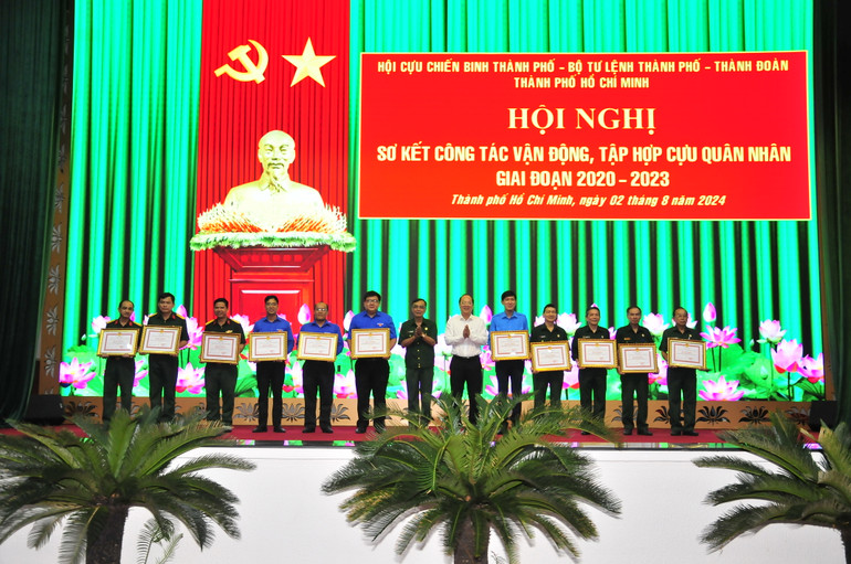 Các cá nhân, tập thể được khen thưởng vì có thành tích xuất sắc trong công tác vận động, tập hợp Cựu quân nhân giai đoạn 2020-2023.