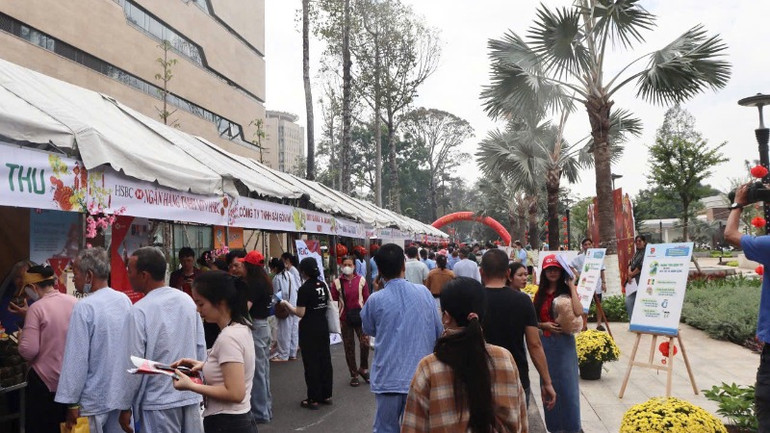 Những gian hàng nhân ái với nhiều mặt hàng thiết thực đã thu hút sự tham gia đông đảo của bệnh nhân, người nhà bệnh nhân và cán bộ, bác sĩ, nhân viên y tế của Bệnh viện. (Ảnh: Minh Hiếu)