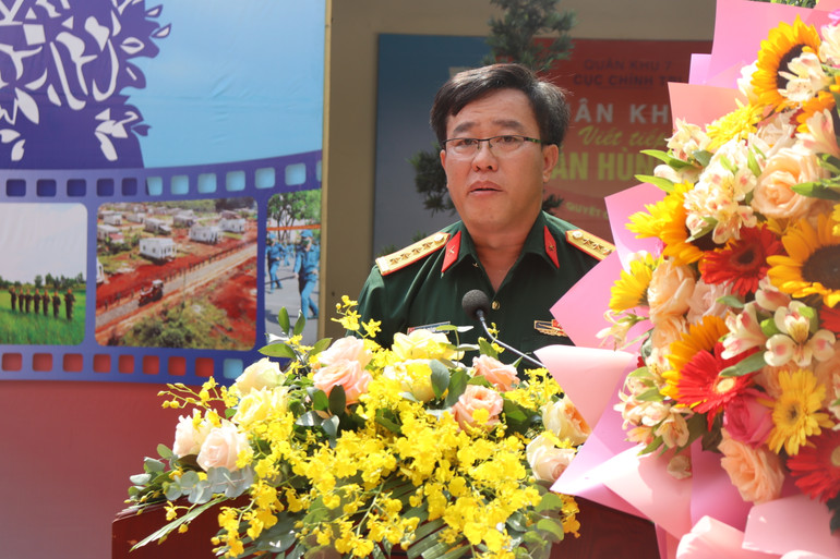 Đại tá Thái Thành Đức, Phó Chủ nhiệm Chính trị Quân khu 7, phát biểu khai mạc triển lãm.