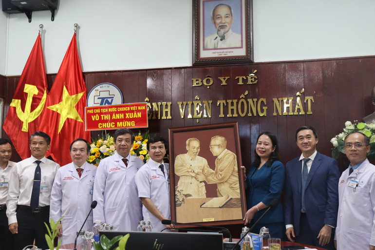 Thay mặt lãnh đạo Đảng, Nhà nước, Phó Chủ tịch nước Võ Thị Ánh Xuân gửi tới toàn thể cán bộ, công chức, viên chức, người lao động Bệnh viện Thống Nhất lời thăm hỏi chân thành, lời chúc mừng tốt đẹp nhất nhân Ngày Thầy thuốc Việt Nam.