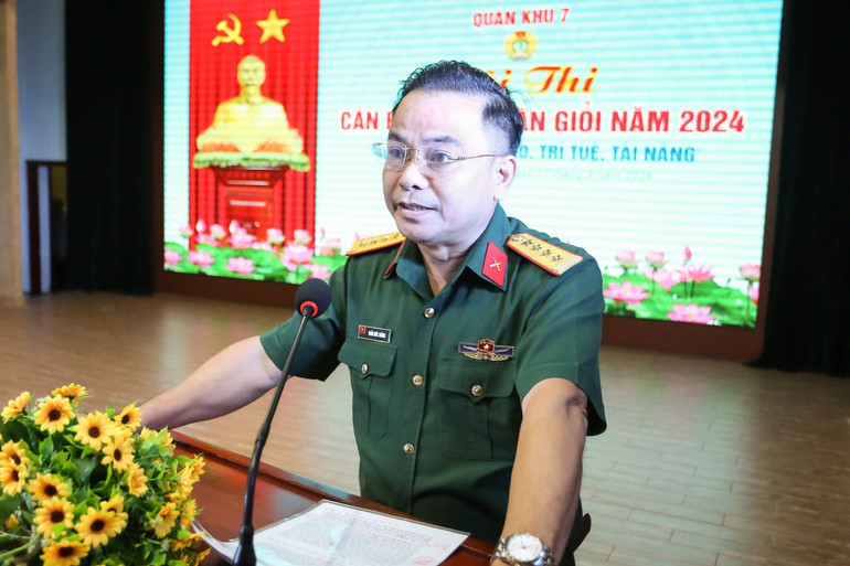 Đại tá Trần Đức Thắng, Phó Chủ nhiệm Chính trị Quân khu, Trưởng Ban Tổ chức Hội thi phát biểu khai mạc.