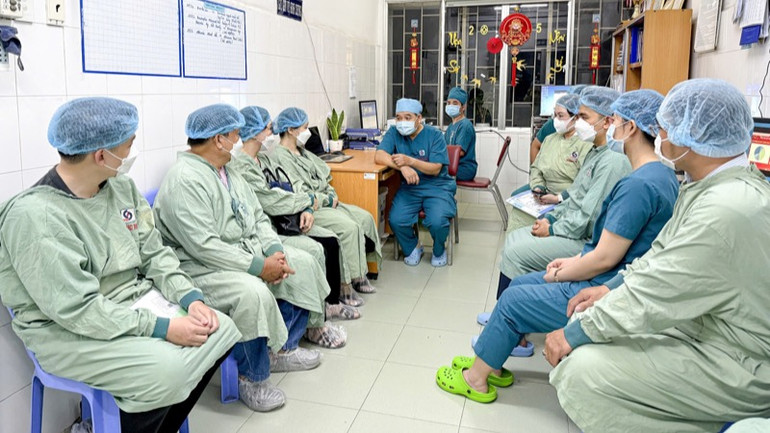 Gia đình nghe thông tin về tình trạng bệnh nhân.