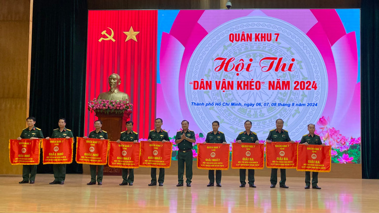 Thiếu tướng Trần Vinh Ngọc, Ủy viên Thường vụ Đảng ủy Quân khu, Phó Chính ủy Quân khu trao Cờ thưởng 9 tập thể đạt giải Nhất, Nhì, Ba tại Hội thi.