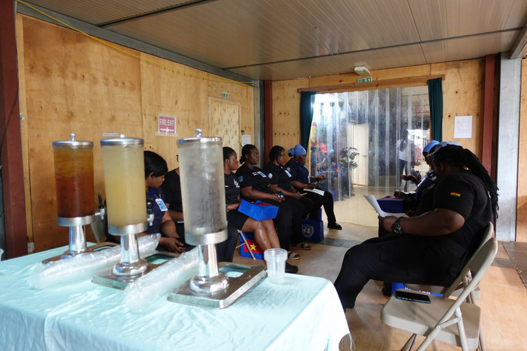 Bệnh viện chuẩn bị nước uống tại các điểm ngồi chờ thăm khám nhằm thể hiện sự trọng thị, tin yêu dành cho đơn vị Cảnh sát Ghana nói riêng và với lực lượng Công an nhân dân nói chung.
