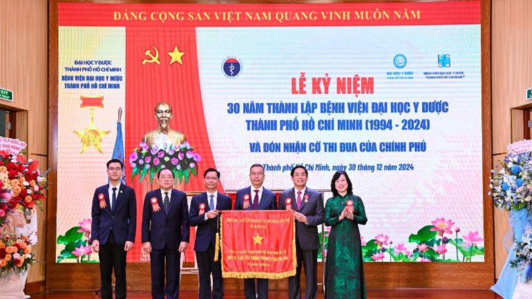 Đồng chí Đào Hồng Lan, Ủy viên Ban chấp hành Trung ương Đảng, Bí thư Ban cán sự Đảng, Bộ trưởng Y tế trao Cờ thi đua của Chính phủ cho Bệnh viện vì đã hoàn thành xuất sắc, toàn diện nhiệm vụ công tác, dẫn đầu phong trào thi đua yêu nước của Bộ Y tế năm 2023. Đồng chí Đào Hồng Lan, Ủy viên Ban chấp hành Trung ương Đảng, Bí thư Ban cán sự Đảng, Bộ trưởng Y tế trao Cờ thi đua của Chính phủ cho Bệnh viện vì đã hoàn thành xuất sắc, toàn diện nhiệm vụ công tác, dẫn đầu phong trào thi đua yêu nước của Bộ Y tế năm 2023.