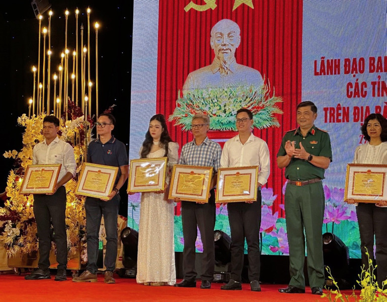 Thiếu tướng Lê Xuân Thế, Phó Tư lệnh Quân khu trao Bằng khen cho các cá nhân. (Ảnh: THẾ ANH)