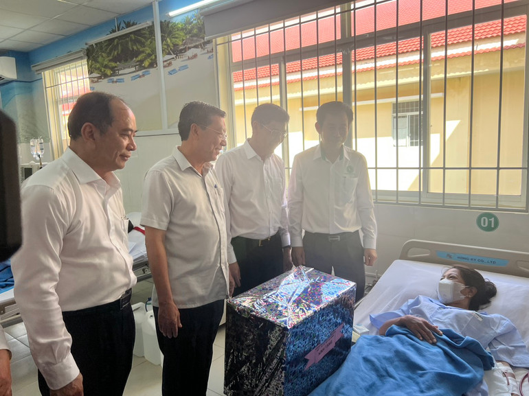 Đại diện Ủy ban nhân dân huyện Cần Giờ, Giám đốc Sở Y tế thành phố và Giám đốc Bệnh viện Lê Văn Thịnh thăm hỏi, tặng quà cho bệnh nhân. Đại diện Ủy ban nhân dân huyện Cần Giờ, Giám đốc Sở Y tế thành phố và Giám đốc Bệnh viện Lê Văn Thịnh thăm hỏi, tặng quà cho bệnh nhân.