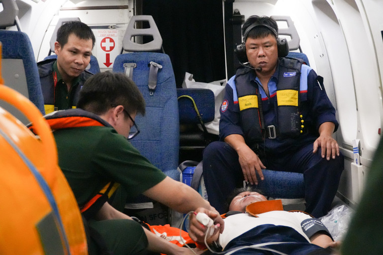 Bệnh nhân được vận chuyển về đất liền để điều trị.