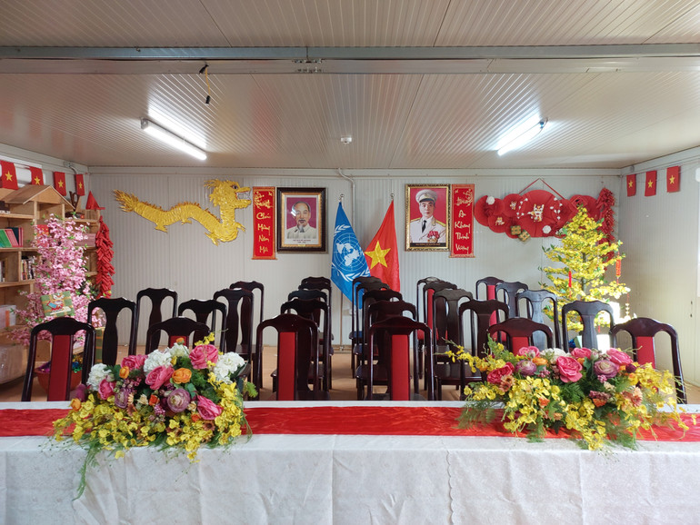 Phòng giao ban của Bệnh viện dã chiến cấp 2 số 5 sau khi được trang hoàng đón Tết.