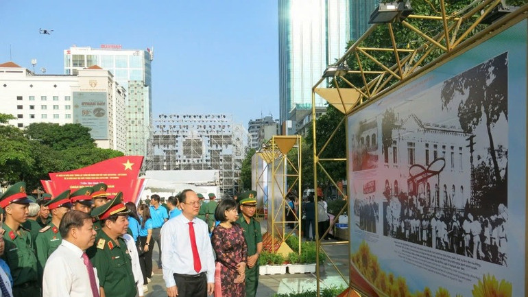 Các đại biểu tham quan triển lãm. (Ảnh: CTV)