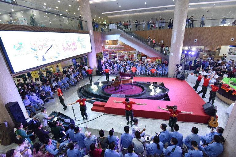 Điểm nhấn của chương trình là địa điểm diễn ra ngay tại sảnh khám bệnh ở Viện Chấn thương chỉnh hình, một không gian mở đến gần hơn với bệnh nhân và người nhà.