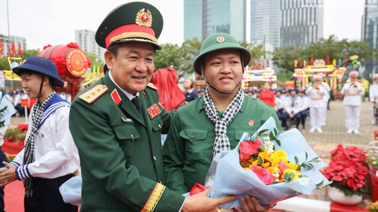 Thượng tướng Võ Minh Lương tặng hoa động viên thanh niên lên đường nhập ngũ. (Ảnh: Thế Anh)