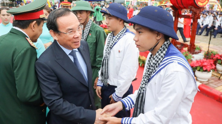 Đồng chí Nguyễn Văn Nên, Ủy viên Bộ Chính trị, Bí thư Thành ủy Thành phố Hồ Chí Minh động viên thanh niên lên đường nhập ngũ năm 2025. (Ảnh: Thế Anh)