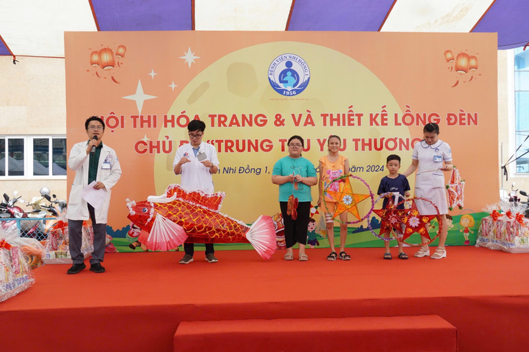 Hội thi thiết kế lồng đèn và hóa trang nhân vật Trung thu được các em nhỏ nhiệt tình hưởng ứng. Hội thi thiết kế lồng đèn và hóa trang nhân vật Trung thu được các em nhỏ nhiệt tình hưởng ứng.