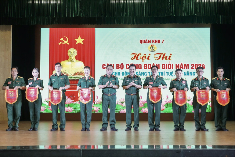 Đại tá Nguyễn Đình Đức, Ủy viên Đoàn Chủ tịch Tổng Liên đoàn Lao động Việt Nam, Trưởng Ban Công đoàn Quốc phòng và Đại tá Trần Đức Thắng, Phó Chủ nhiệm Chính trị Quân khu, Trưởng Ban Tổ chức Hội thi trao cờ lưu niệm cho các đội thi.