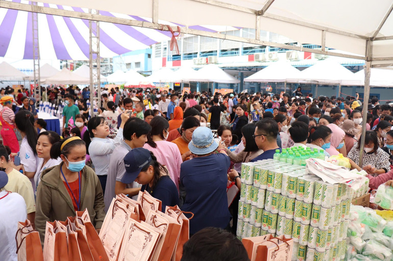 Phiên chợ 0 đồng dành cho bệnh nhân khó khăn. Phiên chợ 0 đồng dành cho bệnh nhân khó khăn.