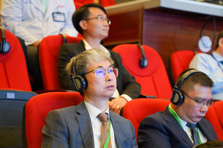 Tham dự hội nghị có một số bác sĩ của bệnh viện đến từ Nhật Bản và Trung Quốc cùng chia sẻ, trao đổi những phác đồ mới trong chẩn đoán và điều trị.