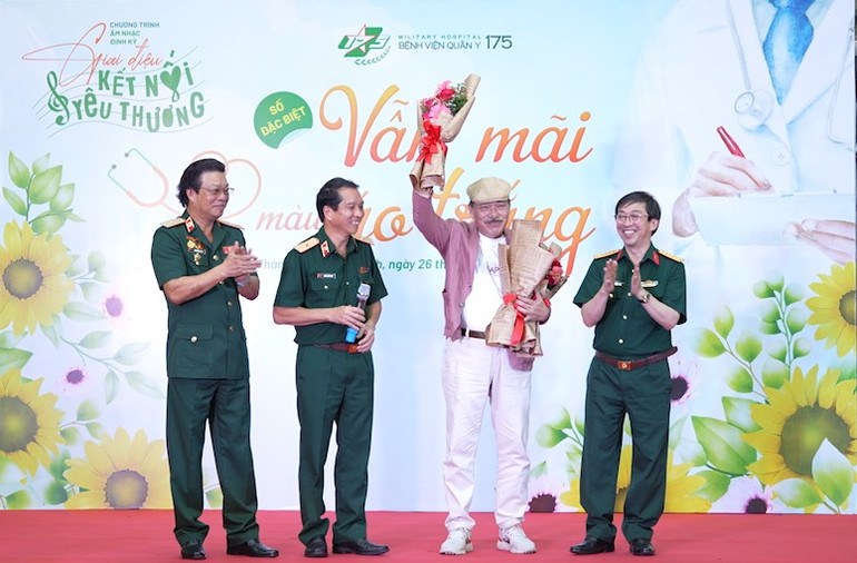 Nhạc sĩ Trần Tiến đã mang đến chương trình ca khúc "Không gục ngã".