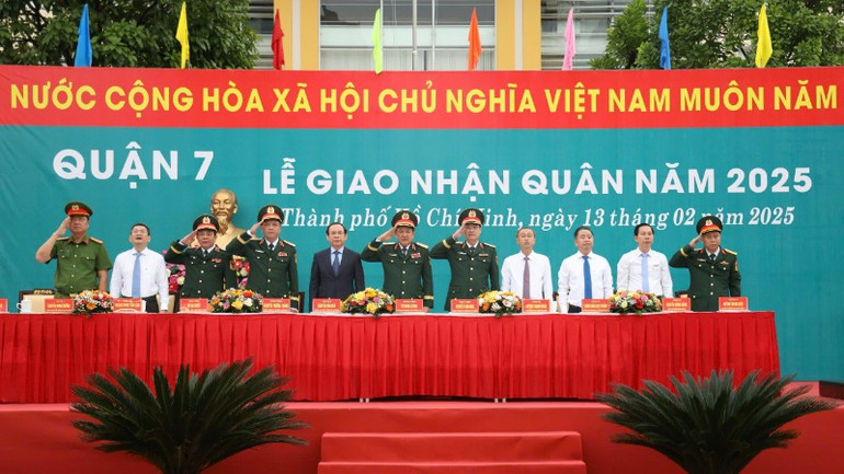 Các đại biểu thực hiện nghi thức chào cờ tại buổi lễ. (Ảnh: Thế Anh)