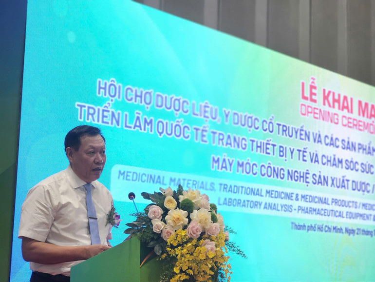 Thứ trưởng Bộ Y tế Đỗ Xuân Tuyên phát biểu khai mạc hội chợ (Ảnh: Dũng Phạm)