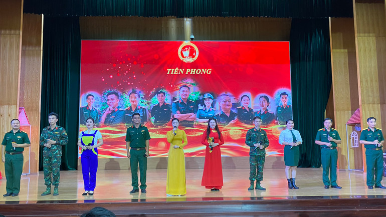 Tiết mục sân khấu hóa của đội thi Cục Chính trị Quân khu 7 tại hội thi.