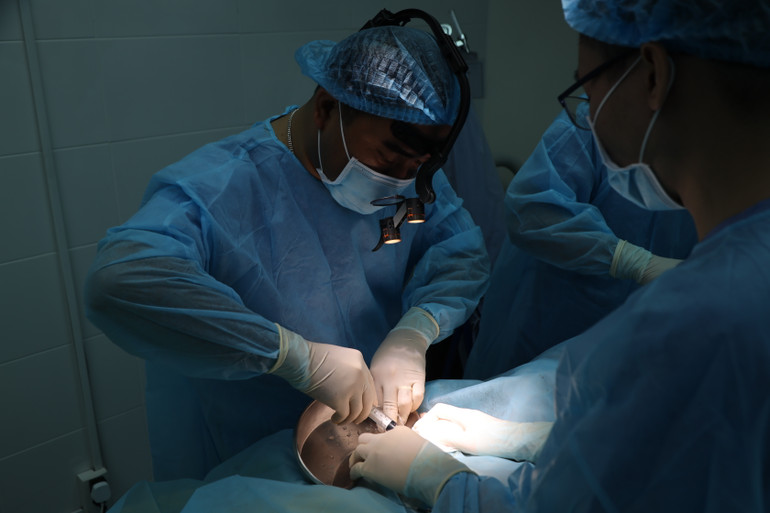 Các bác sĩ đang nạo rửa filler trong ngực bệnh nhân