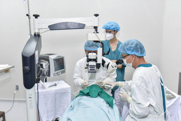 Bệnh nhân được phẫu thuật mắt bằng công nghệ hiện đại hoàn toàn miễn phí.