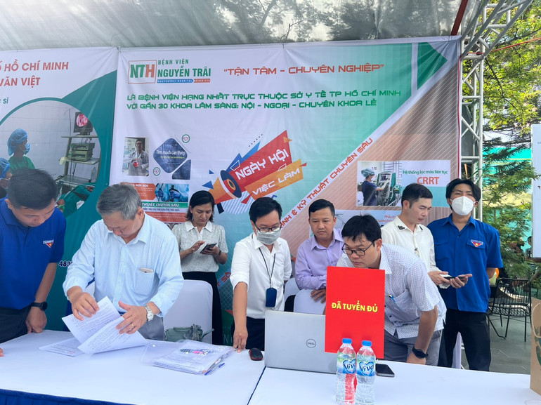 10 giờ 45 phút ngày 15/8, đã có 198 bác sĩ đăng ký tuyển dụng thành công, 22 đơn vị đã tuyển đủ nhu cầu, hiện còn 78 ứng cử viên tiếp tục đăng ký tại 42 đơn vị chưa tuyển đủ số lượng.