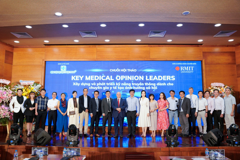 Các đại biểu tham dự chương trình.