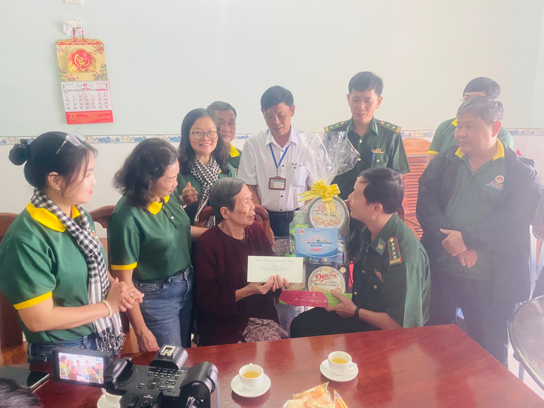 Thăm tặng quà 2 Mẹ Việt Nam Anh Hùng, 3 mẹ Liệt sĩ, 2 đảng viên cao tuổi Đảng trên địa bàn tại Huyện Bù Đốp, Huyện Bù Gia Mập.